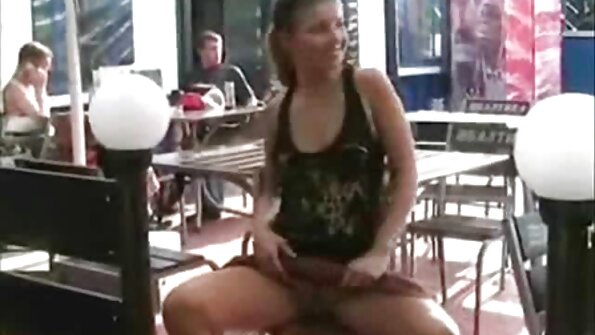 Blond võtab bikiinid seljast ja saab siis kiisu peksa