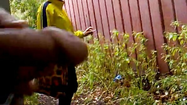 Ilusa suuga blondiin teeb oma partnerile lööki
