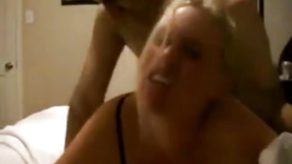 Imeilus blond ema peab oma vimka suurte seksleludega proovile panema