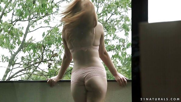 Hämmastav veebikaamera modell poseerib magamistoas alasti