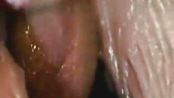 Suurte tissidega blond surus oma rinna tüübile näkku